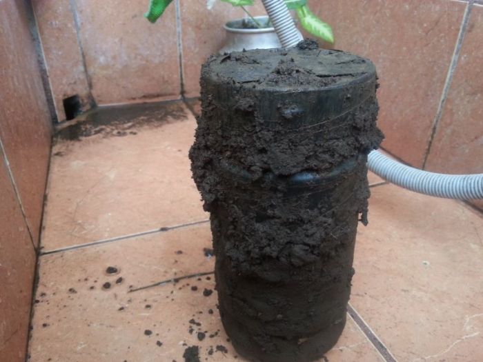 Банка с заклятием во дворе дома