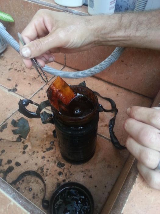 Банка с заклятием во дворе дома