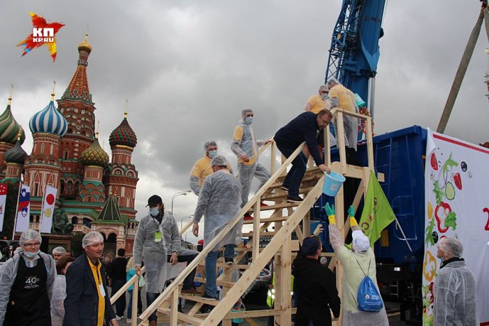 В Москве приготовили самый большой в мире греческий салат