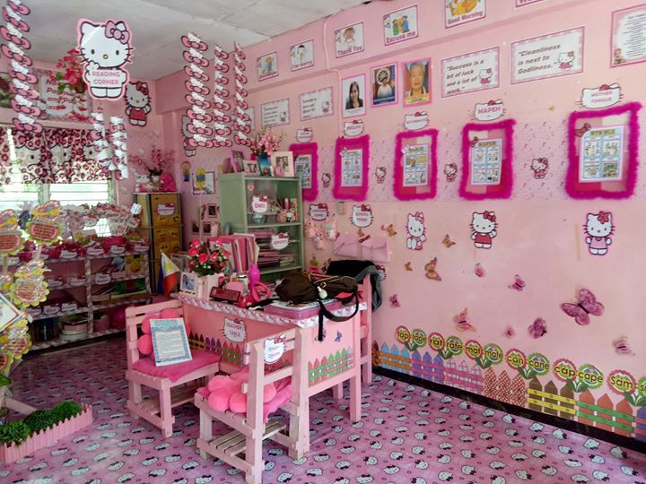 Учительница за свой счет превратила обычный класс в розовое королевство Hello Kitty