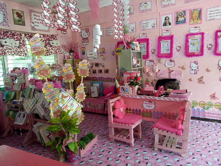 Учительница за свой счет превратила обычный класс в розовое королевство Hello Kitty