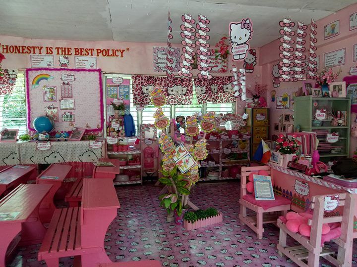 Учительница за свой счет превратила обычный класс в розовое королевство Hello Kitty