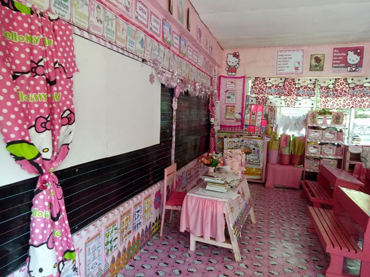 Учительница за свой счет превратила обычный класс в розовое королевство Hello Kitty