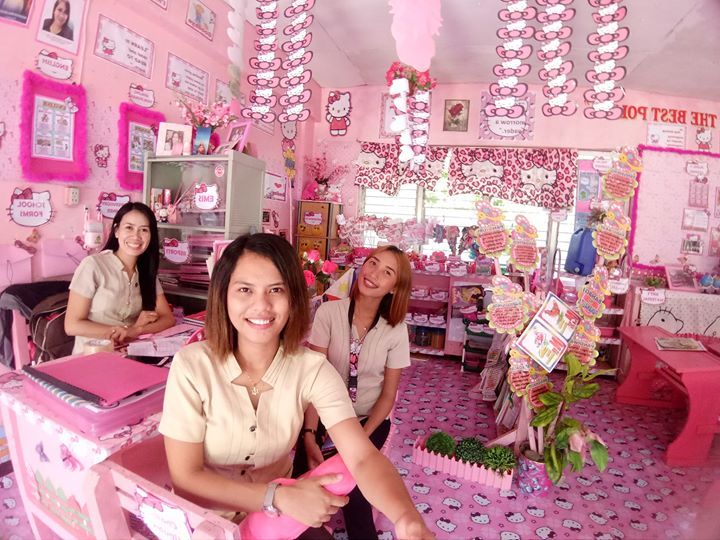 Учительница за свой счет превратила обычный класс в розовое королевство Hello Kitty