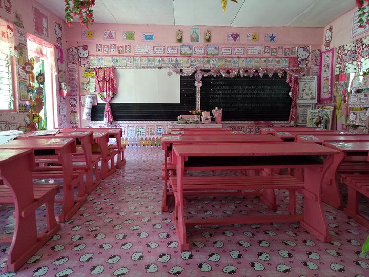 Учительница за свой счет превратила обычный класс в розовое королевство Hello Kitty