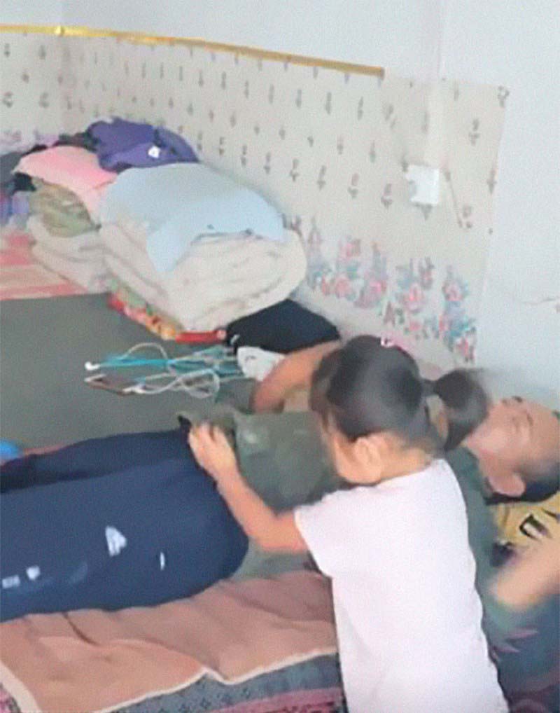 6-летняя девочка ухаживает за своим парализованным отцом после того, как мать их бросила