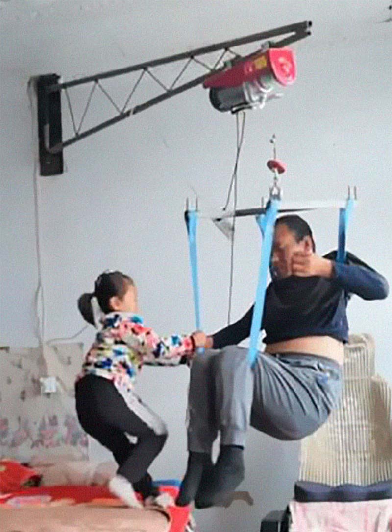 6-летняя девочка ухаживает за своим парализованным отцом после того, как мать их бросила
