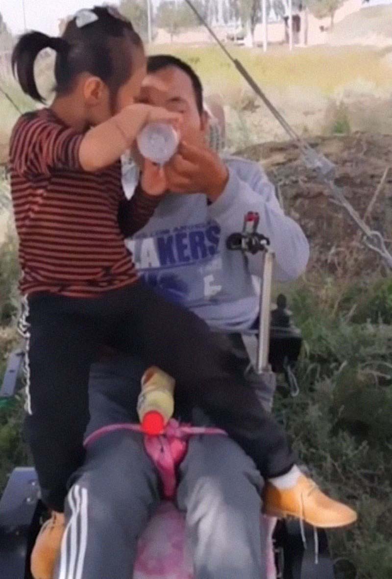 6-летняя девочка ухаживает за своим парализованным отцом после того, как мать их бросила
