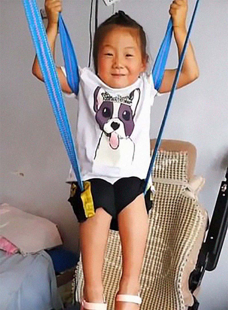 6-летняя девочка ухаживает за своим парализованным отцом после того, как мать их бросила