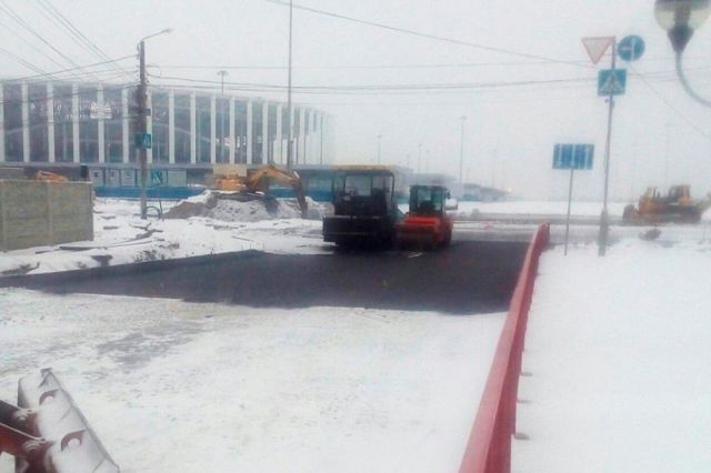 В Нижнем Новгороде новый асфальт положили на снег