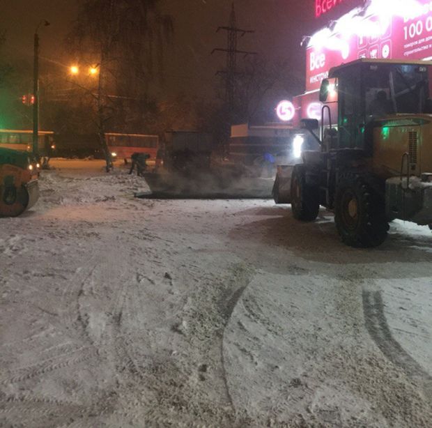 В Нижнем Новгороде новый асфальт положили на снег