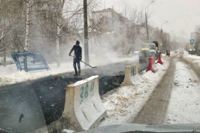 В Нижнем Новгороде новый асфальт положили на снег