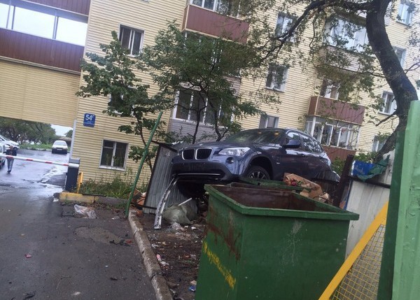 Говорят, что живем плохо. Вы только посмотрите, что выкидывают на помойки