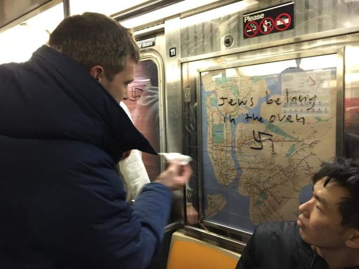 Пассажиры нью-йоркского метро очистили вагон от свастики и расистских надписей