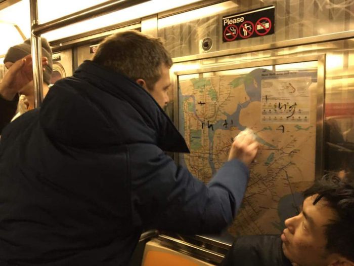 Пассажиры нью-йоркского метро очистили вагон от свастики и расистских надписей