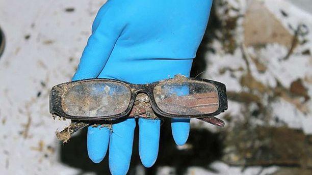 Застряла в стене дома на пару лет