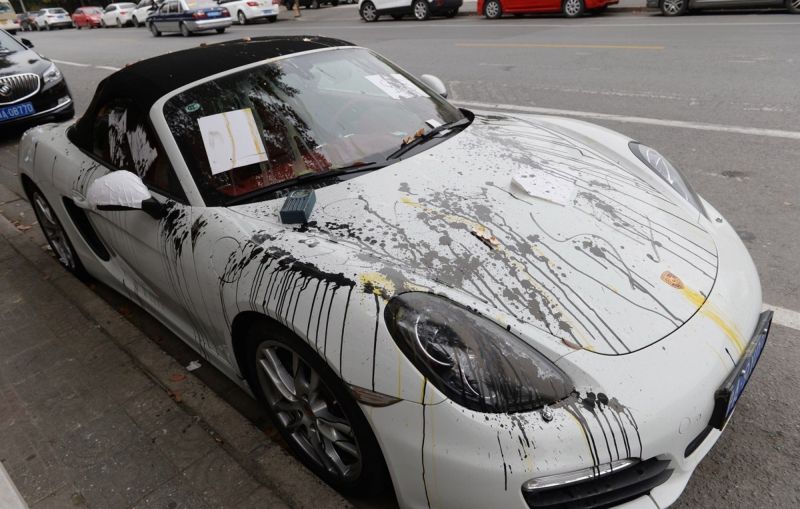 Месть шанхайцев соседу, перекрывшему своим Porsche вход в жилой комплекс