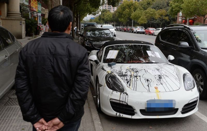 Месть шанхайцев соседу, перекрывшему своим Porsche вход в жилой комплекс