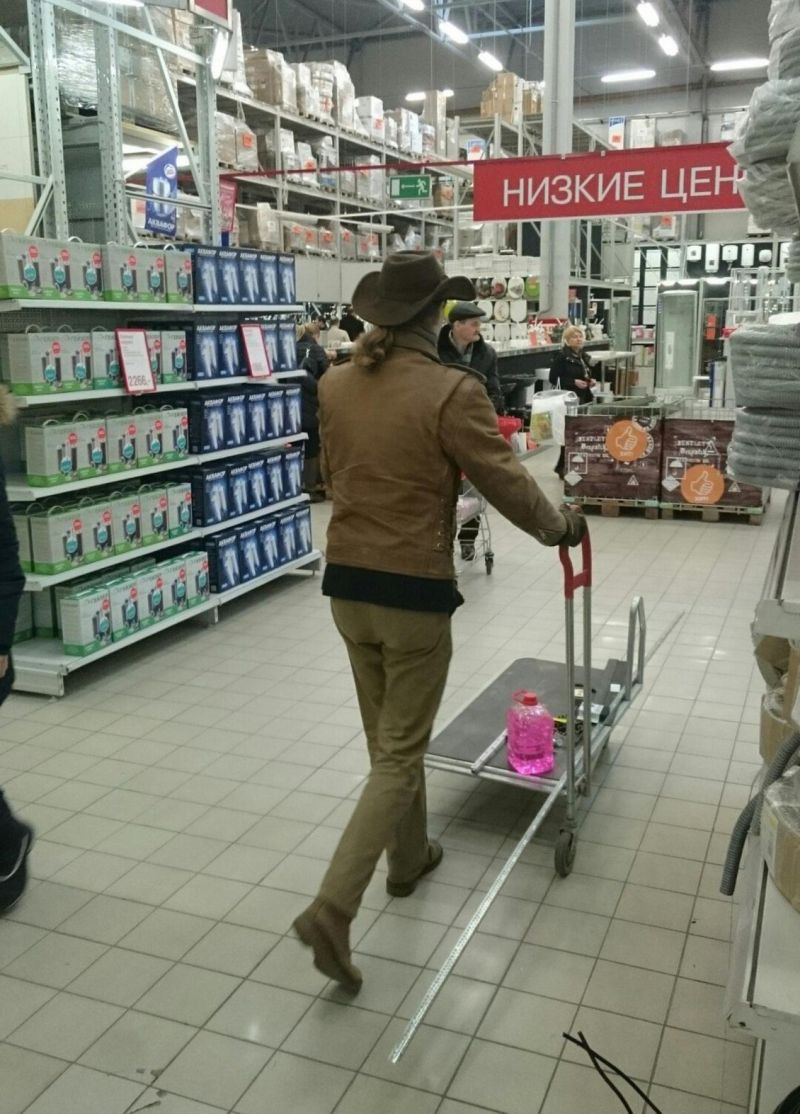 Барышня без трусов, парень на каблуках и другие стиляги на питерских улицах