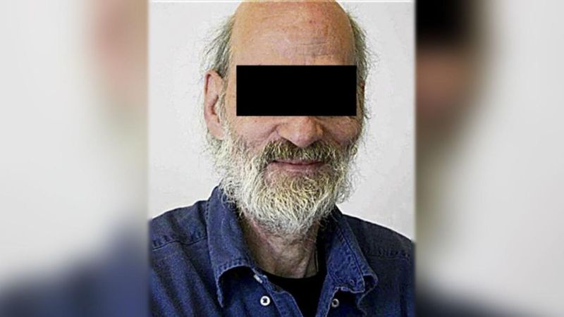 Старичку не понравилось, что молодежь оставила у входа в дом детскую коляску