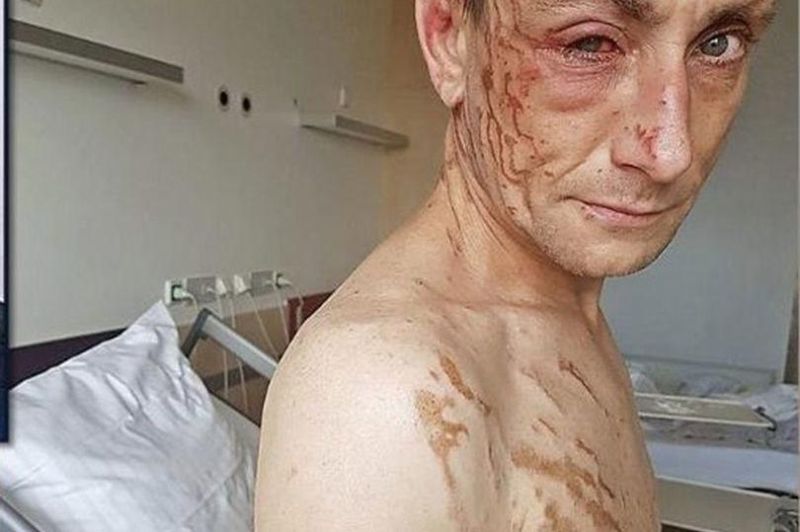 Старичку не понравилось, что молодежь оставила у входа в дом детскую коляску