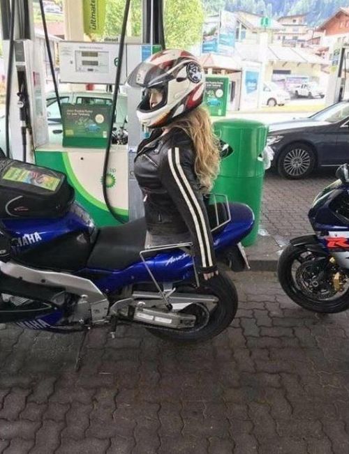 Необычная подруга байкера
