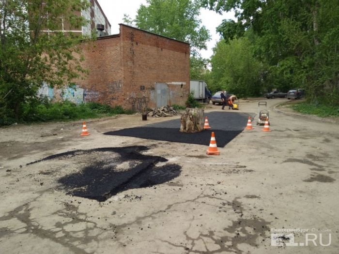 В Екатеринбурге старый пень посреди дороги закатали в асфальт