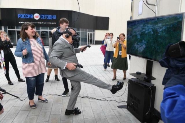 Дмитрий Киселёв воспользовался виртуальной реальностью и стал героем фотожаб
