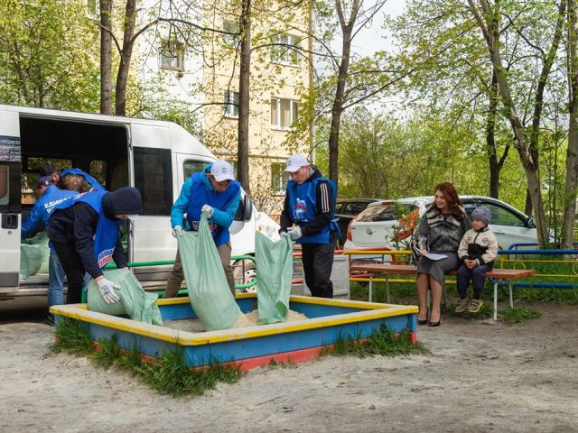 Свердловская чиновница устроила фотосессию в мехах у детской песочницы