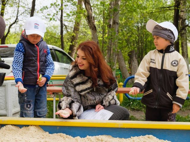 Свердловская чиновница устроила фотосессию в мехах у детской песочницы
