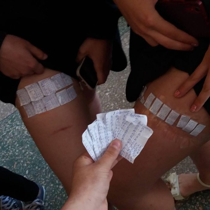 Школьницы и студентки показывают свои шпаргалки