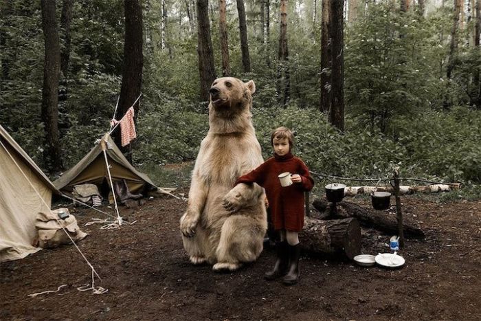 Фотосессия семьи дрессировщика Юрия Пантелеенко с ручным медведем Степаном