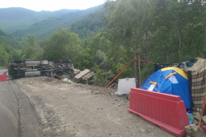Пользователи сети решили спасти дальнобойщика, живущего в палатке на трассе под Иркутском Пользователи сети решили спасти дальнобойщика, живущего в палатке на трассе под Иркутском