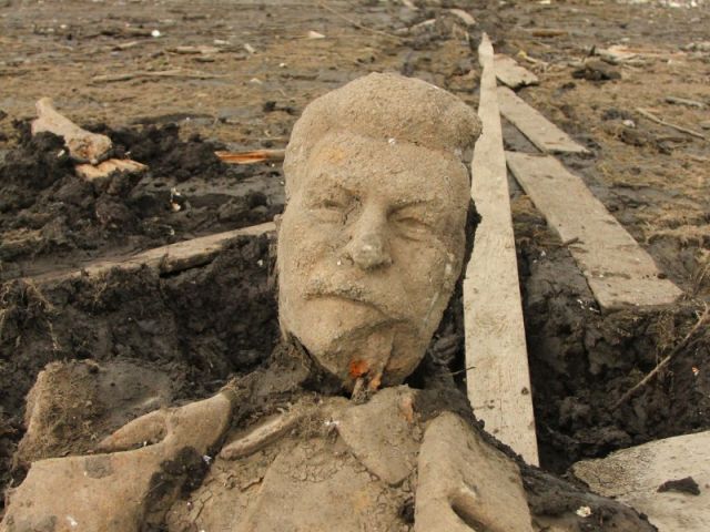 В Кусе на дне пруда обнаружили памятник Сталину