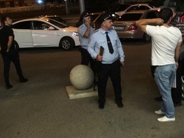Гигантский полицейский удивил пользователей сети