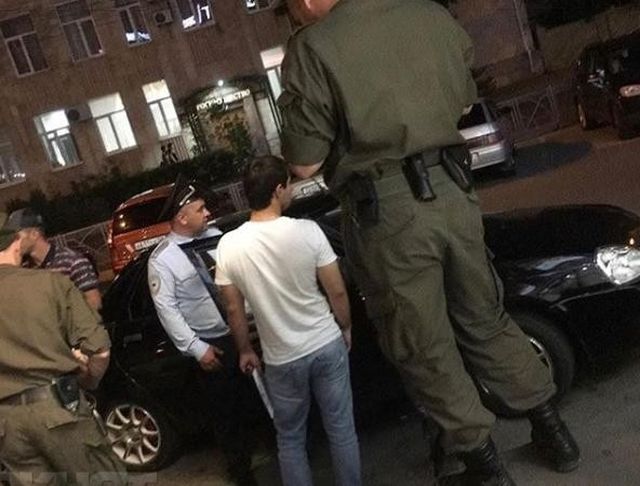 Гигантский полицейский удивил пользователей сети