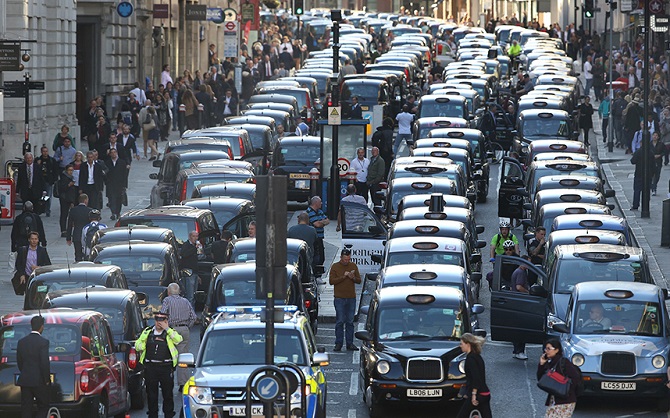 Таксисты всего мира протестуют против сервиса Uber Таксисты всего мира протестуют против сервиса Uber