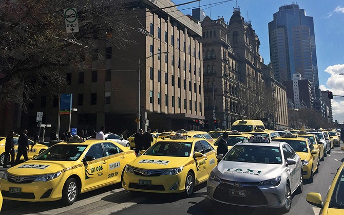 Таксисты всего мира протестуют против сервиса Uber Таксисты всего мира протестуют против сервиса Uber