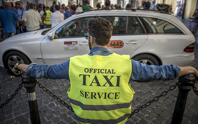 Таксисты всего мира протестуют против сервиса Uber Таксисты всего мира протестуют против сервиса Uber