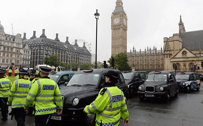 Таксисты всего мира протестуют против сервиса Uber Таксисты всего мира протестуют против сервиса Uber