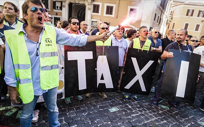 Таксисты всего мира протестуют против сервиса Uber Таксисты всего мира протестуют против сервиса Uber