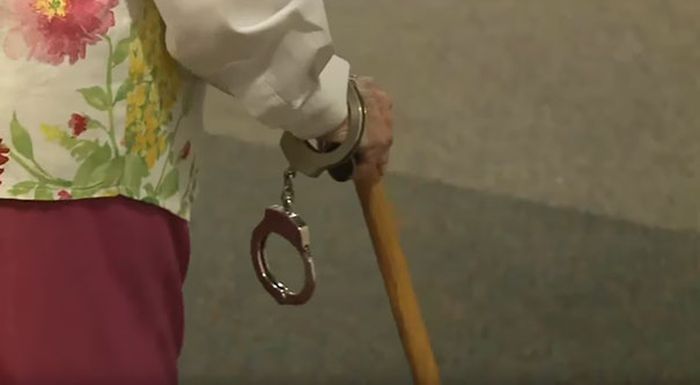 Американские полицейские арестовали 102-летнюю бабушку, исполнив ее давнюю мечту