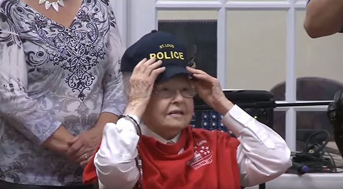 Американские полицейские арестовали 102-летнюю бабушку, исполнив ее давнюю мечту