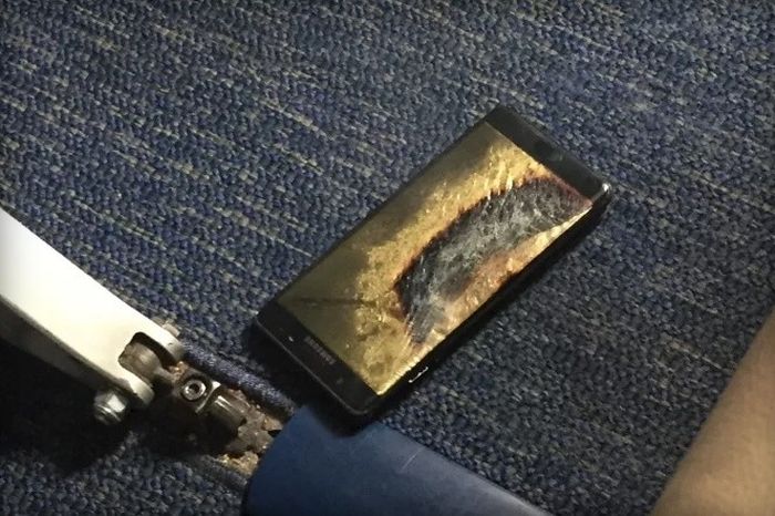 В США из-за возгорания смартфона Samsung отменили авиарейс и эвакуировали пассажиров В США из-за возгорания смартфона Samsung отменили авиарейс и эвакуировали пассажиров