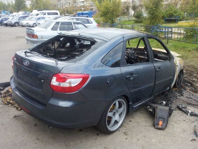 Соседи сожгли автомобиль любителя громкой музыки