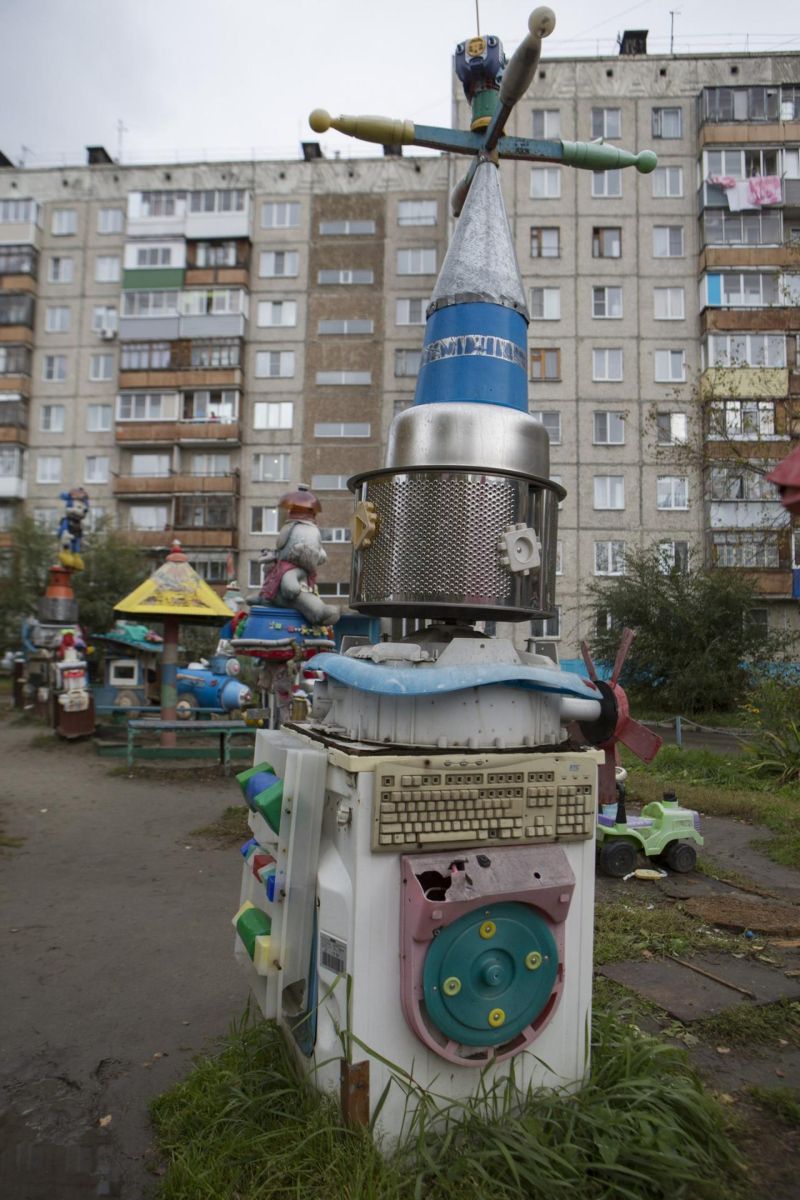 Депрессивная игровая площадка для дошкольников в Барнауле