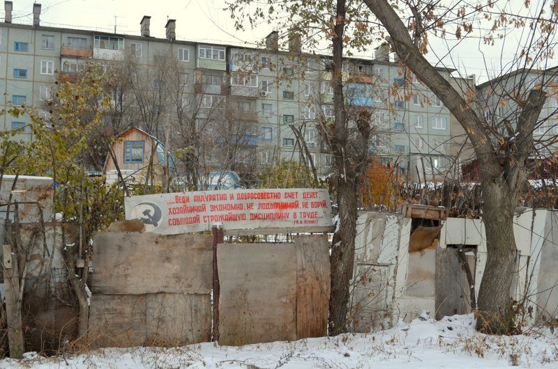 Плакаты СССР на стенах: послания из прошлого, дожившие до наших дней Плакаты СССР на стенах: послания из прошлого, дожившие до наших дней