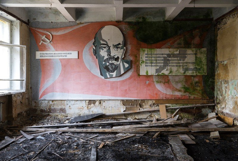 Плакаты СССР на стенах: послания из прошлого, дожившие до наших дней Плакаты СССР на стенах: послания из прошлого, дожившие до наших дней