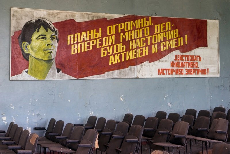 Плакаты СССР на стенах: послания из прошлого, дожившие до наших дней Плакаты СССР на стенах: послания из прошлого, дожившие до наших дней