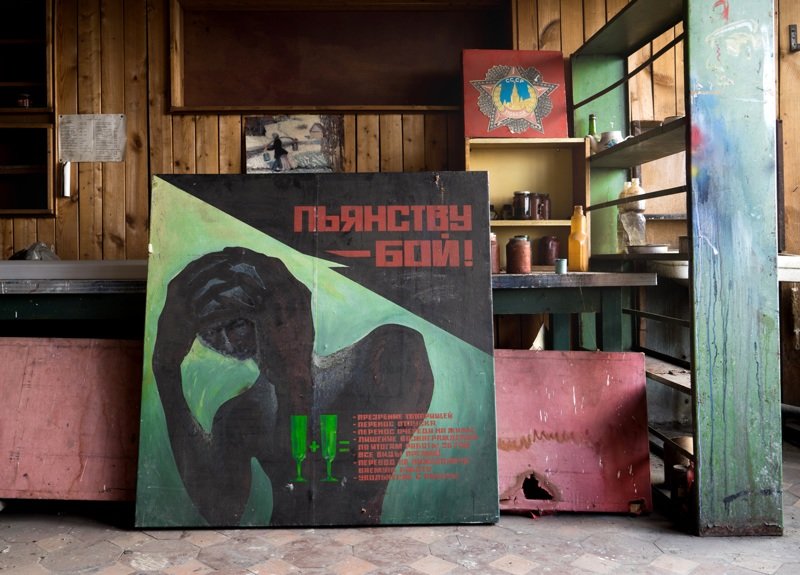 Плакаты СССР на стенах: послания из прошлого, дожившие до наших дней Плакаты СССР на стенах: послания из прошлого, дожившие до наших дней